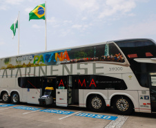 Governador conhece os ônibus que vão promover o turismo no Paraná pelas rodovias do Brasil. 