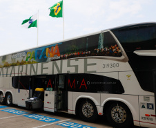 Governador conhece os ônibus que vão promover o turismo no Paraná pelas rodovias do Brasil. 