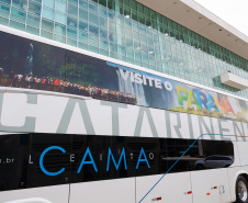 Governador conhece os ônibus que vão promover o turismo no Paraná pelas rodovias do Brasil. 