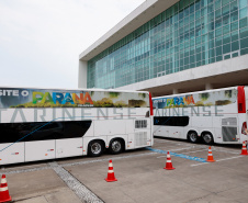 Governador conhece os ônibus que vão promover o turismo no Paraná pelas rodovias do Brasil. 