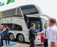 Governador conhece os ônibus que vão promover o turismo no Paraná pelas rodovias do Brasil. 