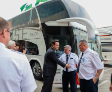 Governador conhece os ônibus que vão promover o turismo no Paraná pelas rodovias do Brasil. 