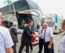 Governador conhece os ônibus que vão promover o turismo no Paraná pelas rodovias do Brasil. 