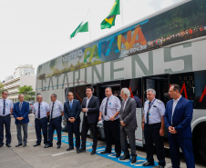 Governador conhece os ônibus que vão promover o turismo no Paraná pelas rodovias do Brasil. 