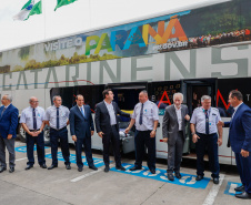 Governador conhece os ônibus que vão promover o turismo no Paraná pelas rodovias do Brasil. 