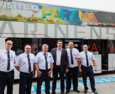 Governador conhece os ônibus que vão promover o turismo no Paraná pelas rodovias do Brasil. 