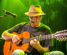  Almir Sater traz ao Guairão um show que agrega diversos estilos musicais 