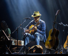  Almir Sater traz ao Guairão um show que agrega diversos estilos musicais 