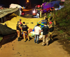 Polícia Militar encontra 3,2 toneladas de maconha em carreta tombada em Cascavel