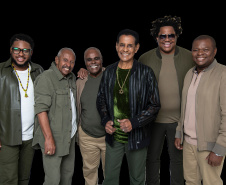 Fundo de Quintal revive sucessos dos 45 Anos no palco do Guairão