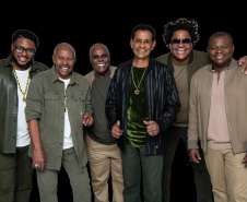 Fundo de Quintal revive sucessos dos 45 Anos no palco do Guairão