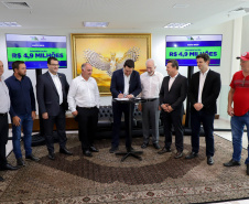 Governador Carlos Massa Ratinho Jr assina liberação de recursos para prefeituras do paraná/Projeto Asfalto Novo Vida Nova - 