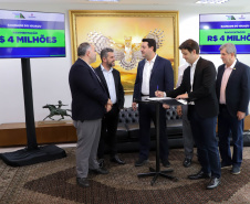 Governador Carlos Massa Ratinho Jr assina liberação de recursos para prefeituras do paraná/Projeto Asfalto Novo Vida Nova - 
