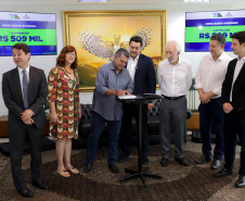 Governador Carlos Massa Ratinho Jr assina liberação de recursos para prefeituras do paraná/Projeto Asfalto Novo Vida Nova - 