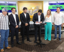 Mais R$ 34,1 milhões foram liberados pelo Governo do Estado para oito municípios pelo programa Asfalto Novo, Vida Nova.  As autorizações para os repasses foram assinadas pelo governador Carlos Massa Ratinho Junior. Na foto, repasse para a prefeitura de Floraí.