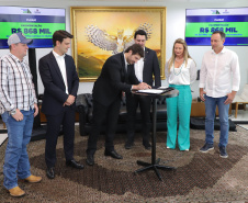 Mais R$ 34,1 milhões foram liberados pelo Governo do Estado para oito municípios pelo programa Asfalto Novo, Vida Nova.  As autorizações para os repasses foram assinadas pelo governador Carlos Massa Ratinho Junior. Na foto, repasse para a prefeitura de Floraí.