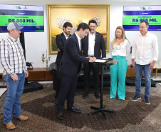 Mais R$ 34,1 milhões foram liberados pelo Governo do Estado para oito municípios pelo programa Asfalto Novo, Vida Nova.  As autorizações para os repasses foram assinadas pelo governador Carlos Massa Ratinho Junior. Na foto, repasse para a prefeitura de Floraí.