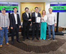 Mais R$ 34,1 milhões foram liberados pelo Governo do Estado para oito municípios pelo programa Asfalto Novo, Vida Nova.  As autorizações para os repasses foram assinadas pelo governador Carlos Massa Ratinho Junior. Na foto, repasse para a prefeitura de Floraí.