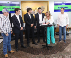 Mais R$ 34,1 milhões foram liberados pelo Governo do Estado para oito municípios pelo programa Asfalto Novo, Vida Nova.  As autorizações para os repasses foram assinadas pelo governador Carlos Massa Ratinho Junior. Na foto, repasse para a prefeitura de Floraí.