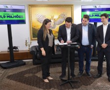 Mais R$ 34,1 milhões foram liberados pelo Governo do Estado para oito municípios pelo programa Asfalto Novo, Vida Nova.  As autorizações para os repasses foram assinadas pelo governador Carlos Massa Ratinho Junior. Na foto, repasse para a prefeitura de Floraí.