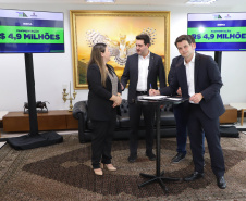 Mais R$ 34,1 milhões foram liberados pelo Governo do Estado para oito municípios pelo programa Asfalto Novo, Vida Nova.  As autorizações para os repasses foram assinadas pelo governador Carlos Massa Ratinho Junior. Na foto, repasse para a prefeitura de Floraí.
