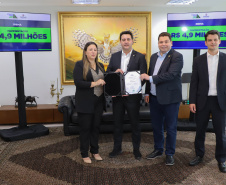 Mais R$ 34,1 milhões foram liberados pelo Governo do Estado para oito municípios pelo programa Asfalto Novo, Vida Nova.  As autorizações para os repasses foram assinadas pelo governador Carlos Massa Ratinho Junior. Na foto, repasse para a prefeitura de Floraí.
