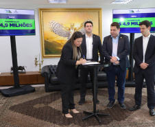 Mais R$ 34,1 milhões foram liberados pelo Governo do Estado para oito municípios pelo programa Asfalto Novo, Vida Nova.  As autorizações para os repasses foram assinadas pelo governador Carlos Massa Ratinho Junior. Na foto, repasse para a prefeitura de Floraí.