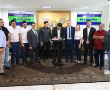 Mais R$ 34,1 milhões foram liberados pelo Governo do Estado para oito municípios pelo programa Asfalto Novo, Vida Nova.  As autorizações para os repasses foram assinadas pelo governador Carlos Massa Ratinho Junior. Na foto, repasse para a prefeitura de Boa Esperança do Iguaçu.