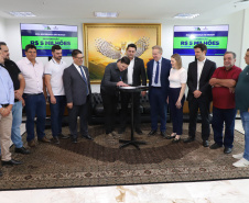 Mais R$ 34,1 milhões foram liberados pelo Governo do Estado para oito municípios pelo programa Asfalto Novo, Vida Nova.  As autorizações para os repasses foram assinadas pelo governador Carlos Massa Ratinho Junior. Na foto, repasse para a prefeitura de Boa Esperança do Iguaçu.