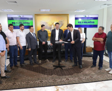 Mais R$ 34,1 milhões foram liberados pelo Governo do Estado para oito municípios pelo programa Asfalto Novo, Vida Nova.  As autorizações para os repasses foram assinadas pelo governador Carlos Massa Ratinho Junior. Na foto, repasse para a prefeitura de Boa Esperança do Iguaçu.