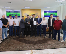 Mais R$ 34,1 milhões foram liberados pelo Governo do Estado para oito municípios pelo programa Asfalto Novo, Vida Nova.  As autorizações para os repasses foram assinadas pelo governador Carlos Massa Ratinho Junior. Na foto, repasse para a prefeitura de Boa Esperança do Iguaçu.