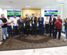 Mais R$ 34,1 milhões foram liberados pelo Governo do Estado para oito municípios pelo programa Asfalto Novo, Vida Nova.  As autorizações para os repasses foram assinadas pelo governador Carlos Massa Ratinho Junior. Na foto, repasse para a prefeitura de Boa Esperança do Iguaçu.