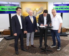 Mais R$ 34,1 milhões foram liberados pelo Governo do Estado para oito municípios pelo programa Asfalto Novo, Vida Nova.  As autorizações para os repasses foram assinadas pelo governador Carlos Massa Ratinho Junior. Na foto, repasse para a prefeitura de Bom Sucesso do Sul.