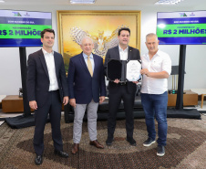 Mais R$ 34,1 milhões foram liberados pelo Governo do Estado para oito municípios pelo programa Asfalto Novo, Vida Nova.  As autorizações para os repasses foram assinadas pelo governador Carlos Massa Ratinho Junior. Na foto, repasse para a prefeitura de Bom Sucesso do Sul.