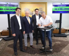 Mais R$ 34,1 milhões foram liberados pelo Governo do Estado para oito municípios pelo programa Asfalto Novo, Vida Nova.  As autorizações para os repasses foram assinadas pelo governador Carlos Massa Ratinho Junior. Na foto, repasse para a prefeitura de Bom Sucesso do Sul.