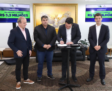 Mais R$ 34,1 milhões foram liberados pelo Governo do Estado para oito municípios pelo programa Asfalto Novo, Vida Nova.  As autorizações para os repasses foram assinadas pelo governador Carlos Massa Ratinho Junior. 