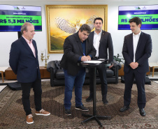 Mais R$ 34,1 milhões foram liberados pelo Governo do Estado para oito municípios pelo programa Asfalto Novo, Vida Nova.  As autorizações para os repasses foram assinadas pelo governador Carlos Massa Ratinho Junior. 