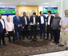 Mais R$ 34,1 milhões foram liberados pelo Governo do Estado para oito municípios pelo programa Asfalto Novo, Vida Nova.  As autorizações para os repasses foram assinadas pelo governador Carlos Massa Ratinho Junior. Na foto, repasse para a prefeitura de Itaúna do Sul.