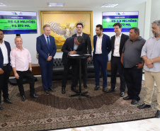 Mais R$ 34,1 milhões foram liberados pelo Governo do Estado para oito municípios pelo programa Asfalto Novo, Vida Nova.  As autorizações para os repasses foram assinadas pelo governador Carlos Massa Ratinho Junior. Na foto, repasse para a prefeitura de Itaúna do Sul.