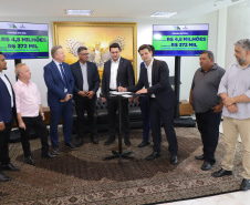 Mais R$ 34,1 milhões foram liberados pelo Governo do Estado para oito municípios pelo programa Asfalto Novo, Vida Nova.  As autorizações para os repasses foram assinadas pelo governador Carlos Massa Ratinho Junior. Na foto, repasse para a prefeitura de Itaúna do Sul.