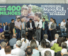 Curitibam 25 de setembro de 2023 - O governador Carlos Massa Ratinho Jr. realiza encontro com prefeitos e entrega mais de R$ 400 milhões em melhorias às cidades paranaenses.