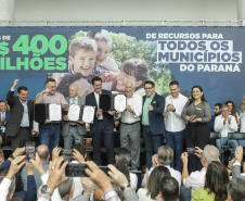 Curitibam 25 de setembro de 2023 - O governador Carlos Massa Ratinho Jr. realiza encontro com prefeitos e entrega mais de R$ 400 milhões em melhorias às cidades paranaenses.