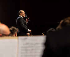 Alunos de escolas públicas assistem concerto cívico da orquestra sinfônica do Paraná