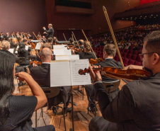 Alunos de escolas públicas assistem concerto cívico da orquestra sinfônica do Paraná