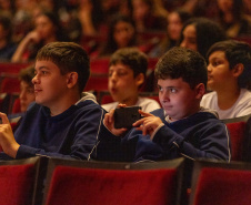 Alunos de escolas públicas assistem concerto cívico da orquestra sinfônica do Paraná