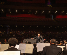 Alunos de escolas públicas assistem concerto cívico da orquestra sinfônica do Paraná