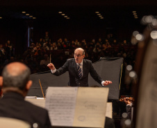 Alunos de escolas públicas assistem concerto cívico da orquestra sinfônica do Paraná