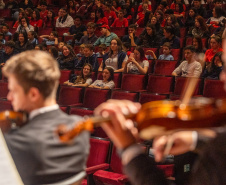 Alunos de escolas públicas assistem concerto cívico da orquestra sinfônica do Paraná