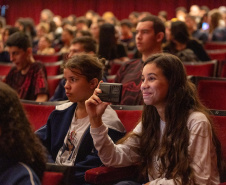 Alunos de escolas públicas assistem concerto cívico da orquestra sinfônica do Paraná
