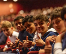 Alunos de escolas públicas assistem concerto cívico da orquestra sinfônica do Paraná